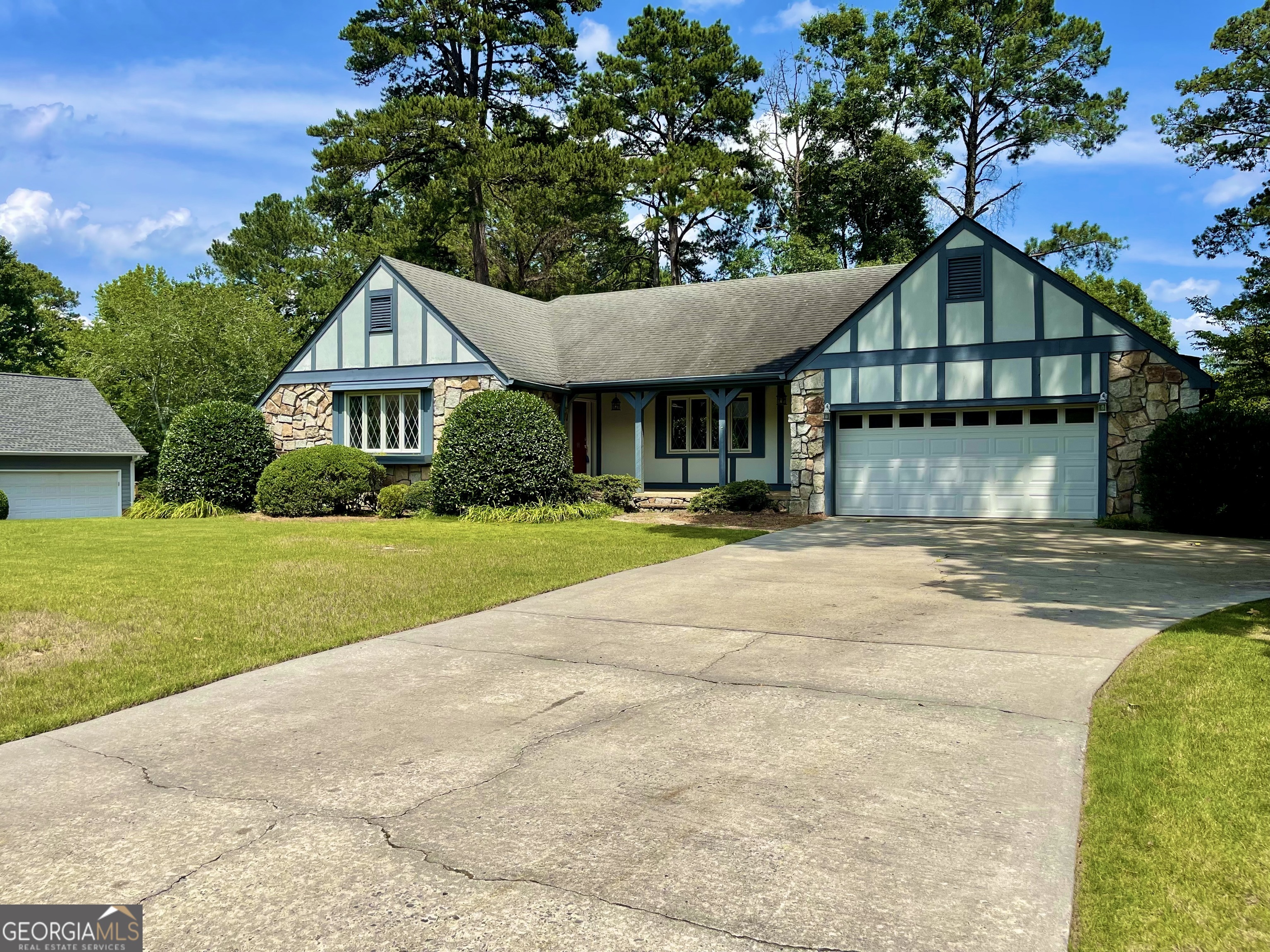 11 Cumberland Drive Southeast Rome, GA 30161 - Photo 3 of 29 a front view of a house with yard and green space