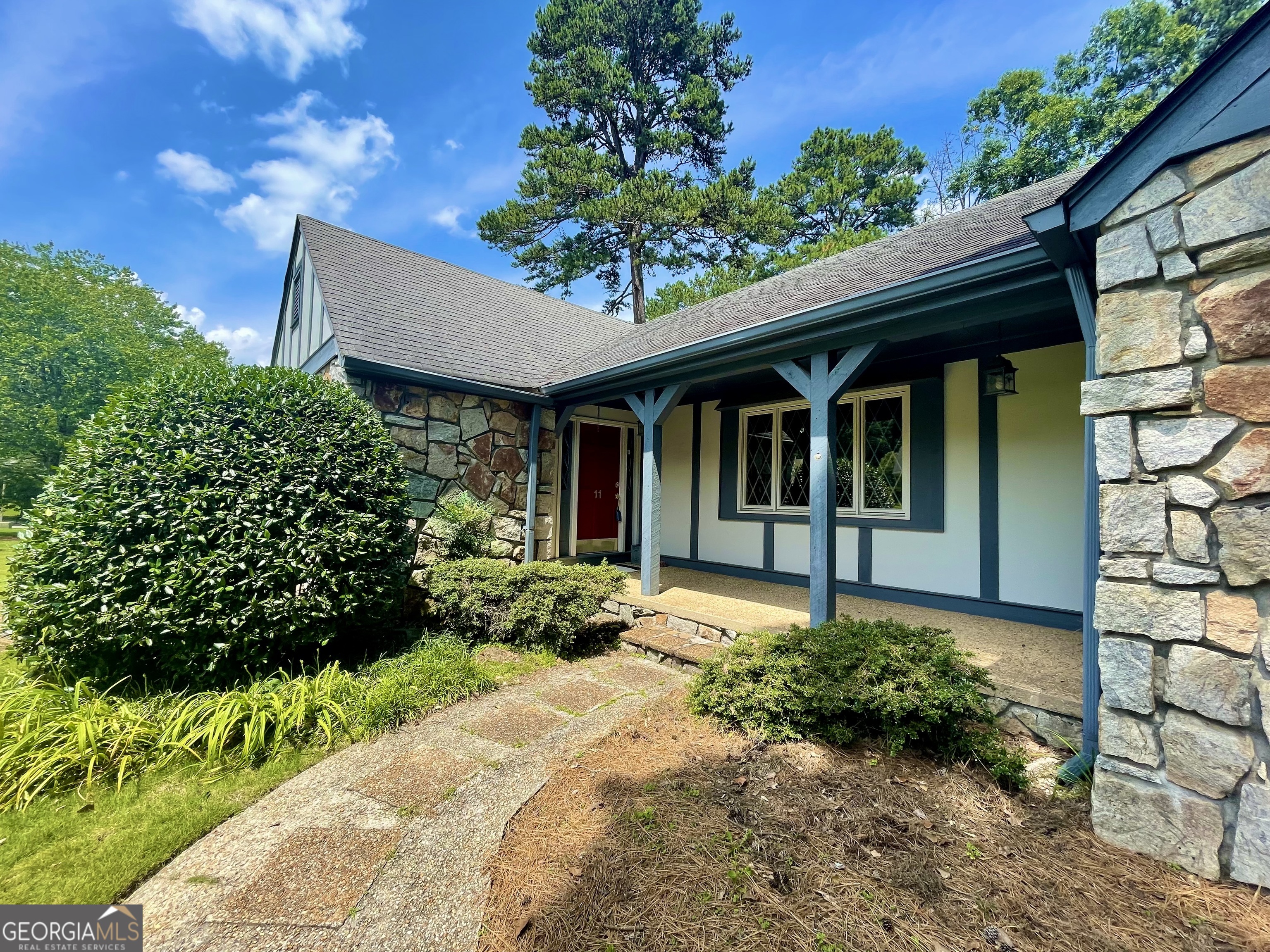 11 Cumberland Drive Southeast Rome, GA 30161 - Photo 4 of 29 a front view of a house with garden