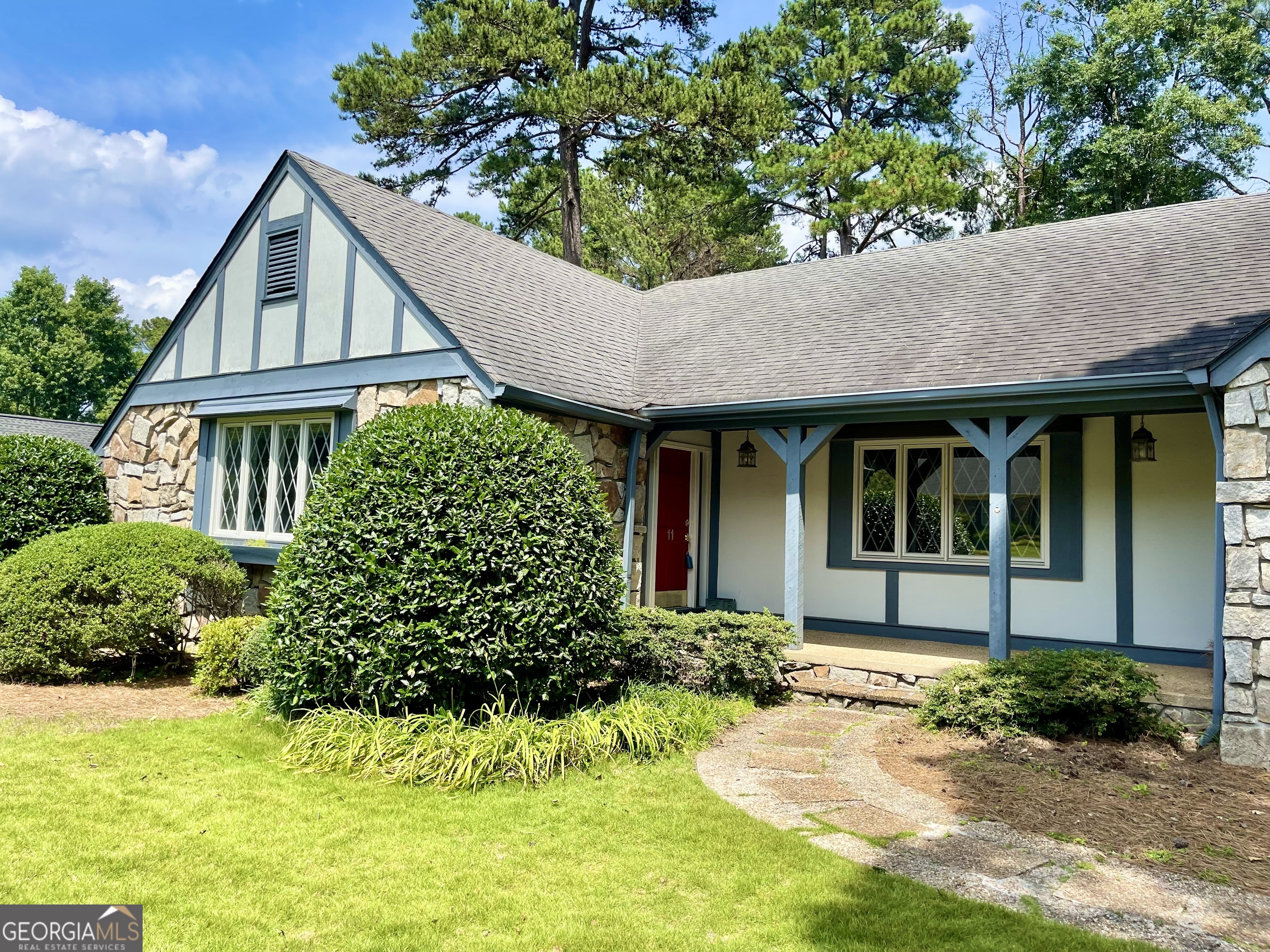 11 Cumberland Drive Southeast Rome, GA 30161 - Photo 5 of 29 a front view of a house with a yard