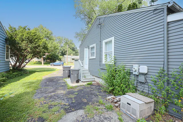 a view of a house with backyard and garden