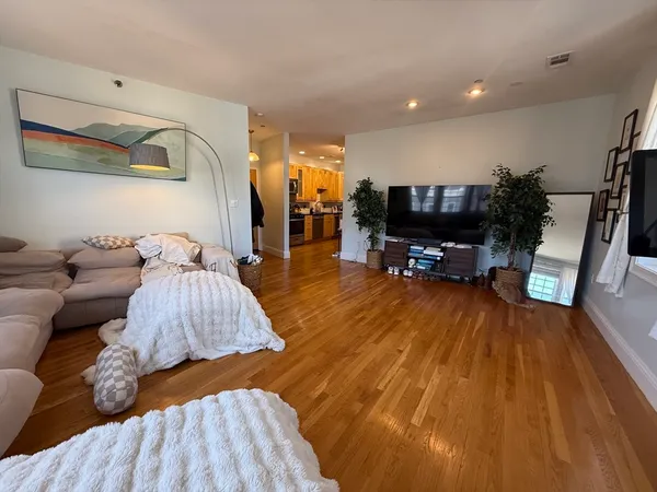 $4,700 | 119 Dorchester Street, Unit 10, Boston, MA 02127