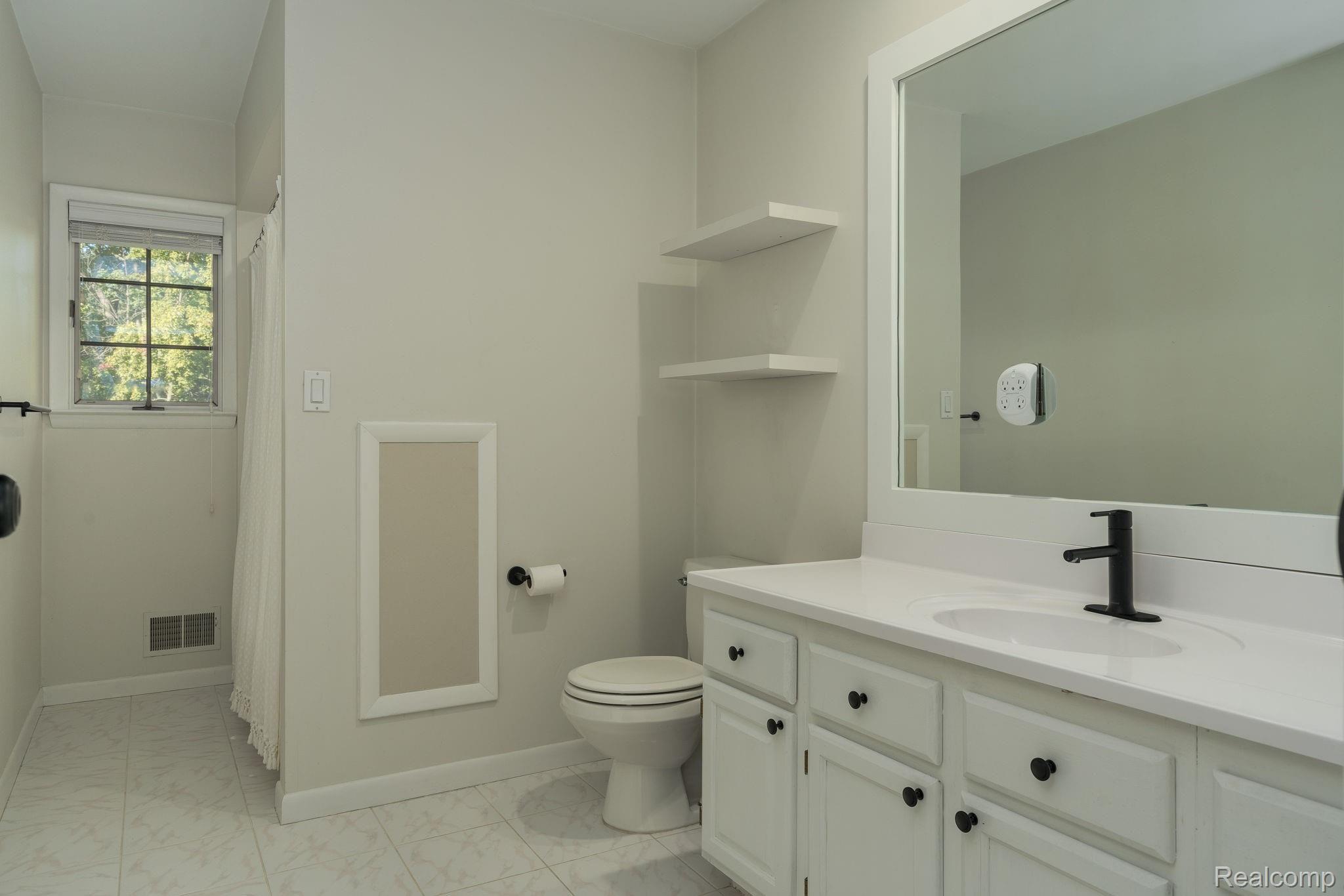 10081 Gibbs Road Clarkston, MI 48348 - Photo 24 of 57 Full Bath - 2nd Level