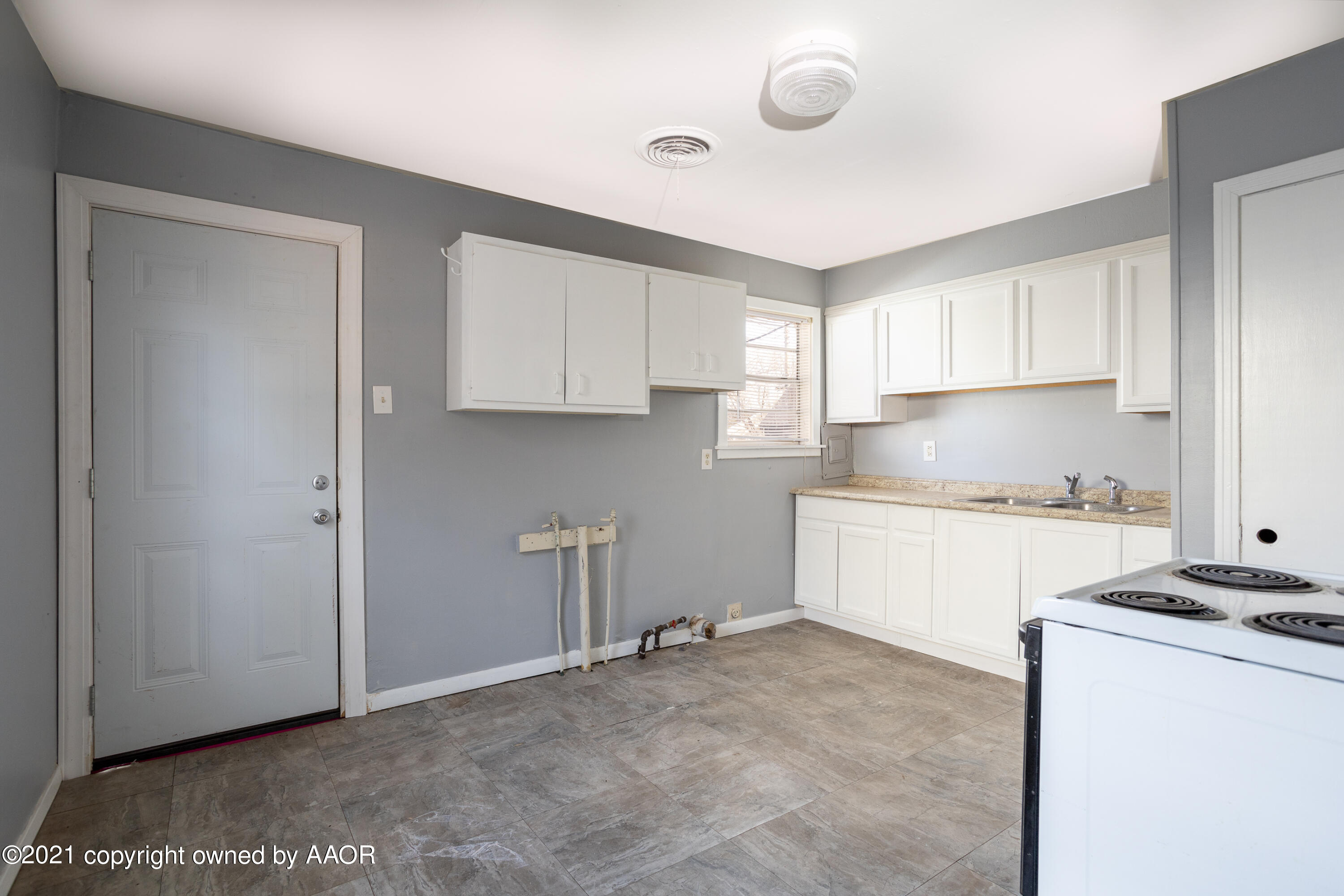 4615 South Ong Street Amarillo, TX 79110 - Photo 3 of 15 Kitchen