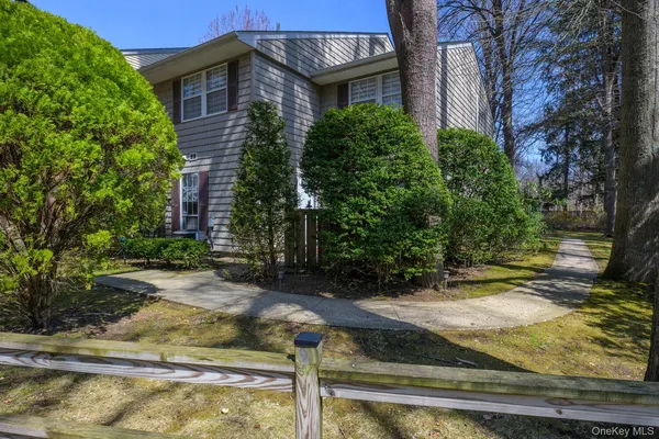 $899,000 | 2 Woodtree Drive, Woodbury, NY 11797
