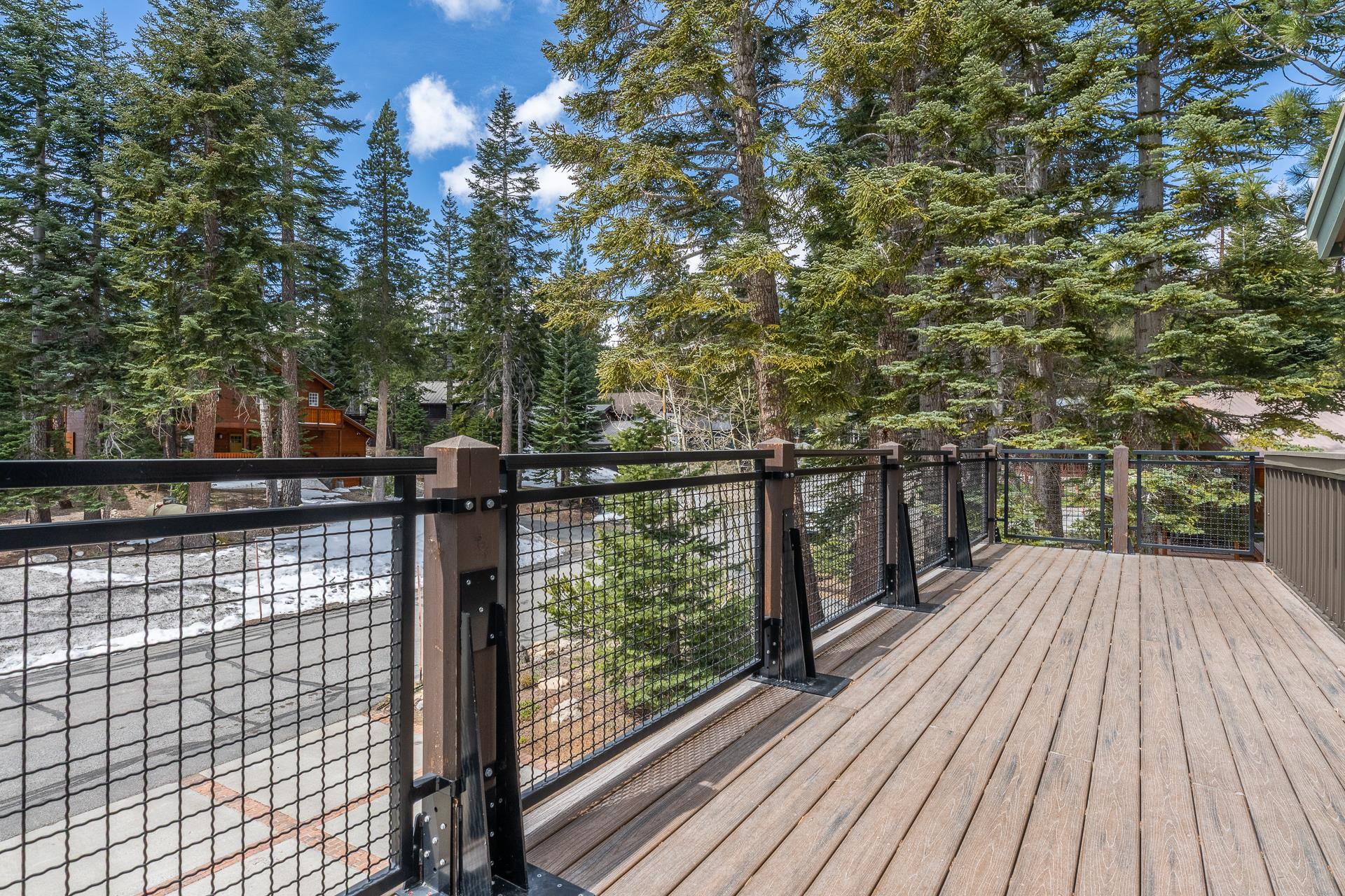 139 Ridgecrest Drive Mammoth Lakes, CA 93546 - Photo 35 of 65 Expansive outdoor deck featuring wood-finish flooring and a black metal grid railing