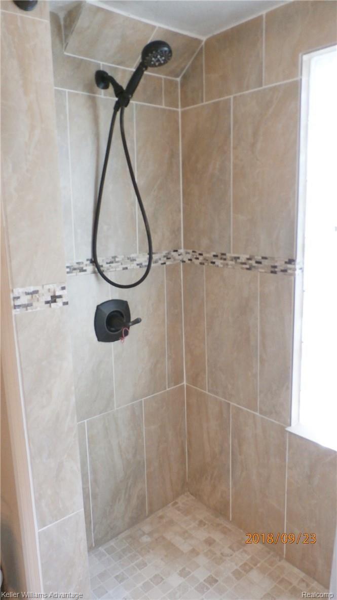 2017 Harvard Road Berkley, MI 48072 - Photo 28 of 35 Room Master Shower with custom tile!