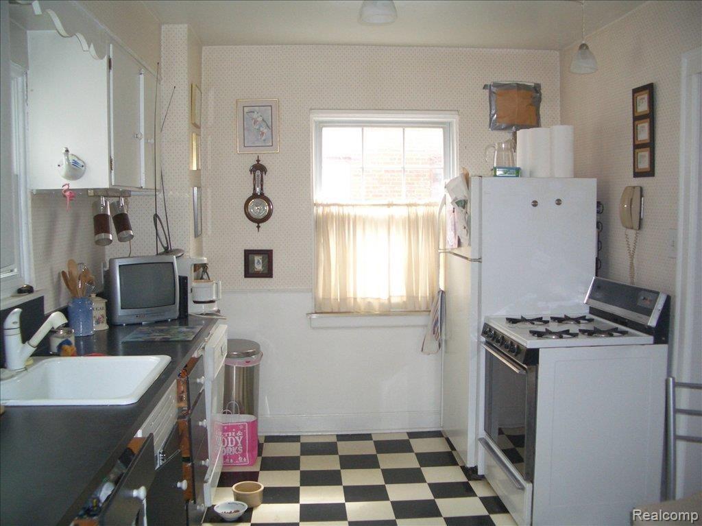942 Rivard Boulevard Grosse Pointe, MI 48230 - Photo 2 of 11 Kitchen