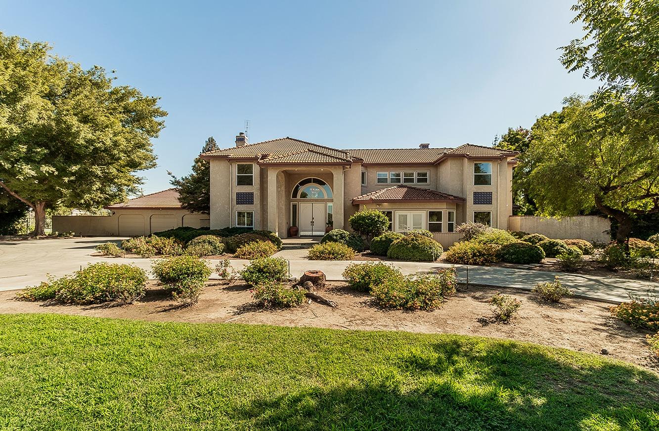 41838 Road 92 Dinuba, CA 93618 - Photo 4 of 67 Nice circular driveway with recessed parking.