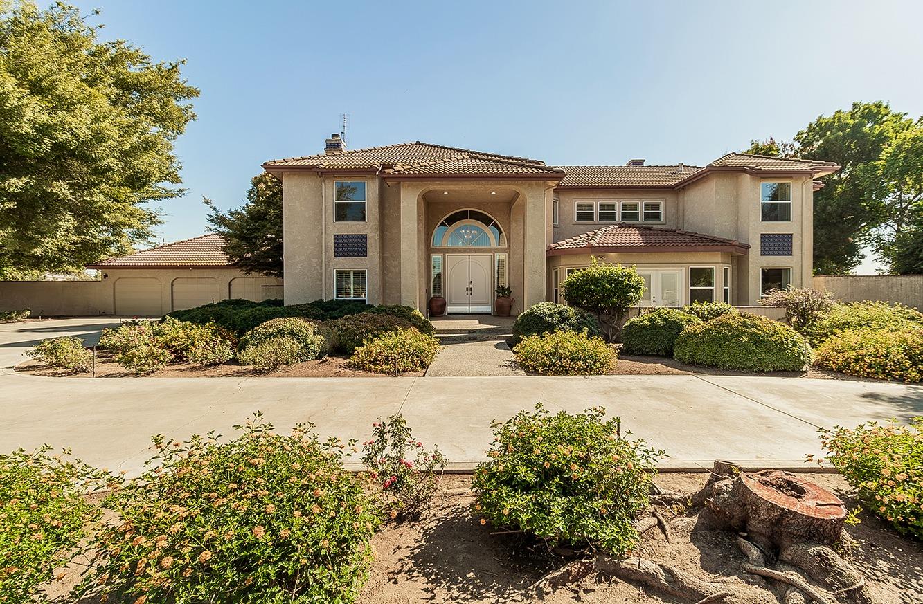 41838 Road 92 Dinuba, CA 93618 - Photo 5 of 67 Nice circular driveway with recessed parking.