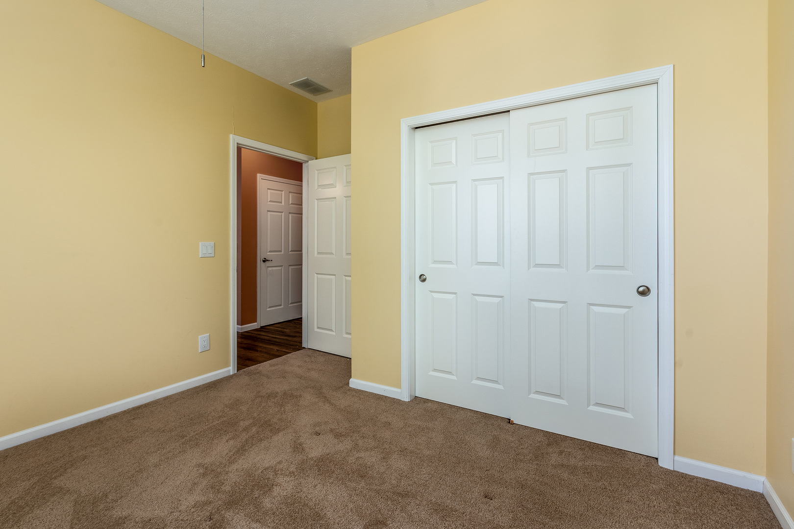 18562 East Hill Street Mount Vernon, IL 62864 - Photo 26 of 43 an empty room with closet area
