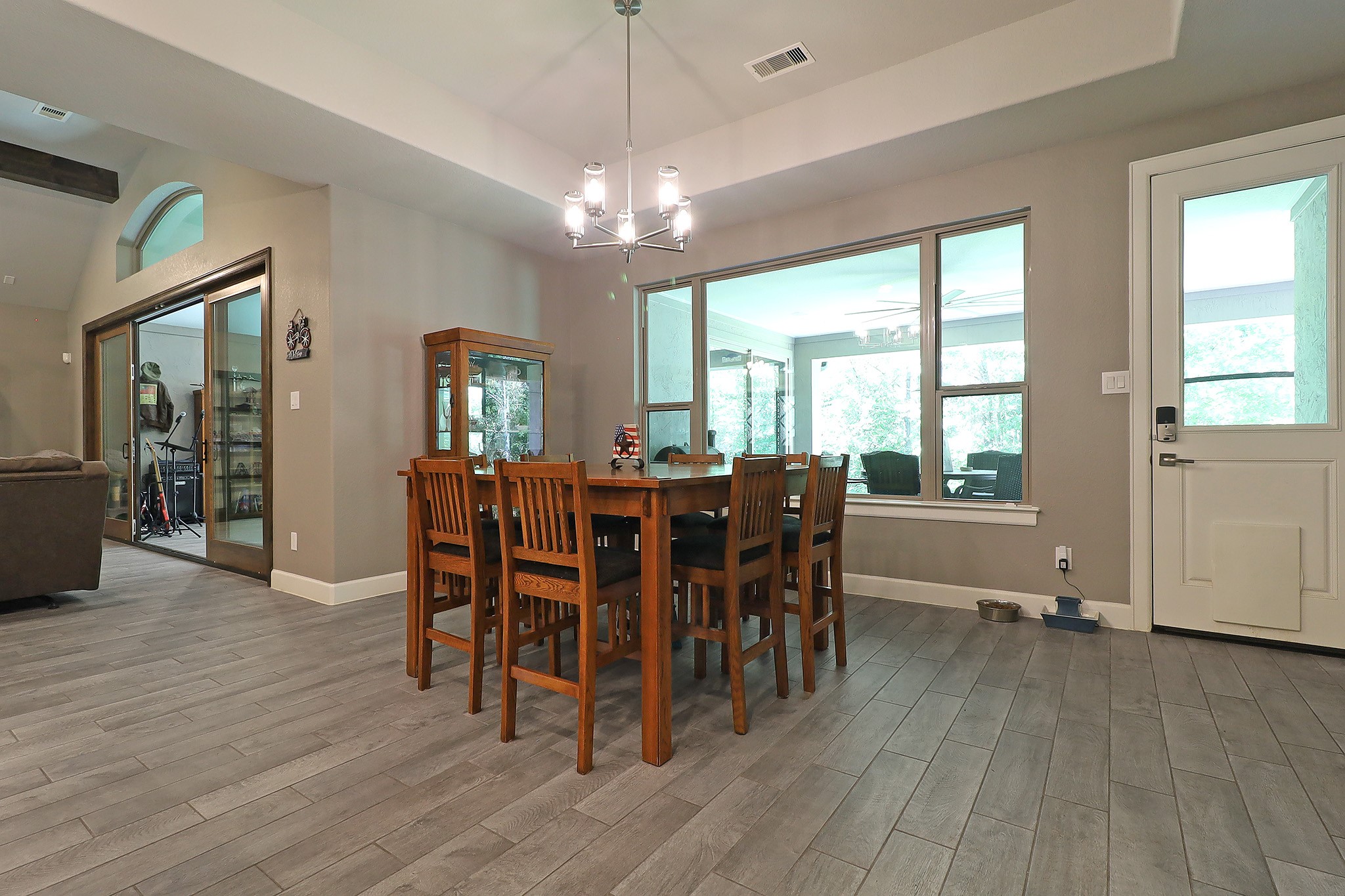 121 Red Hawk Road Huntsville, TX 77340 - Photo 20 of 48 Not going to be cramped at this eating area!
