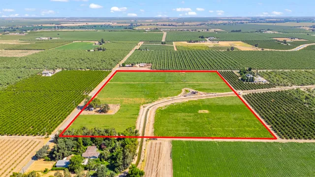a view of a tennis court