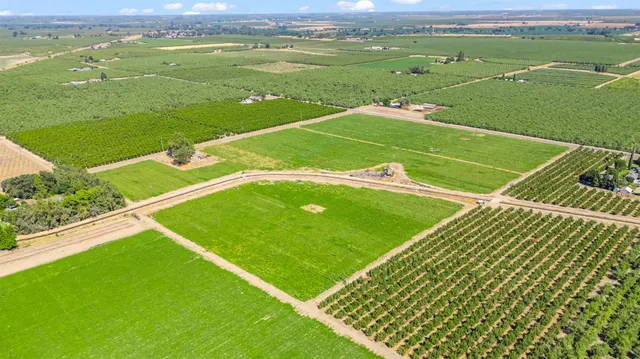 a view of a tennis court