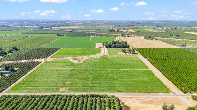 a view of a tennis court