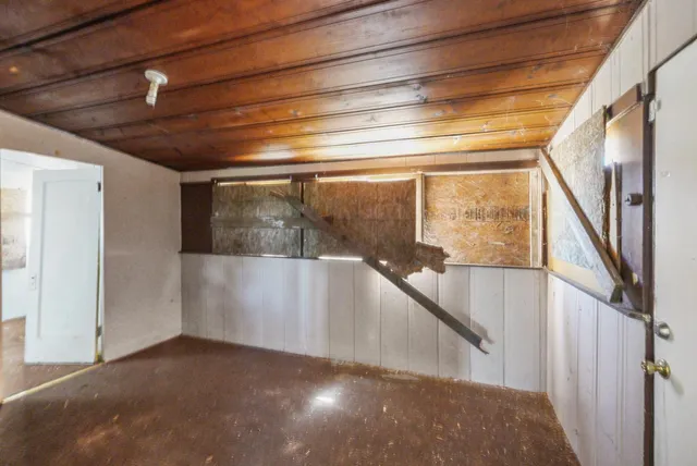 a view of empty room with window