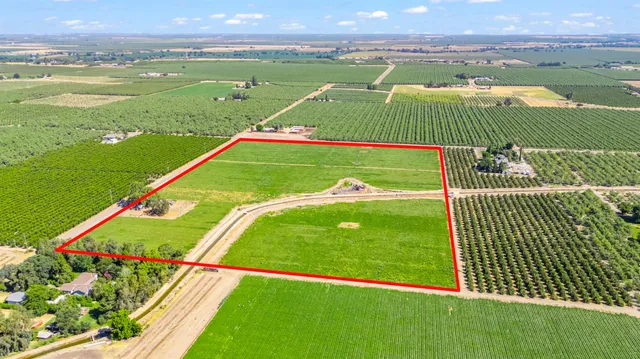 a view of a tennis court