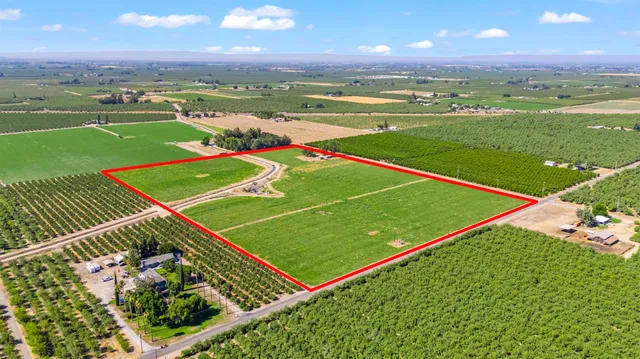 a view of a tennis court