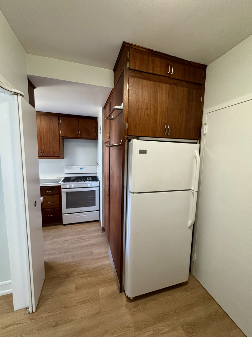 1585 Ridge Avenue, Unit 301 Evanston, IL 60201 - Photo 13 of 29 a utility room with washer and dryer