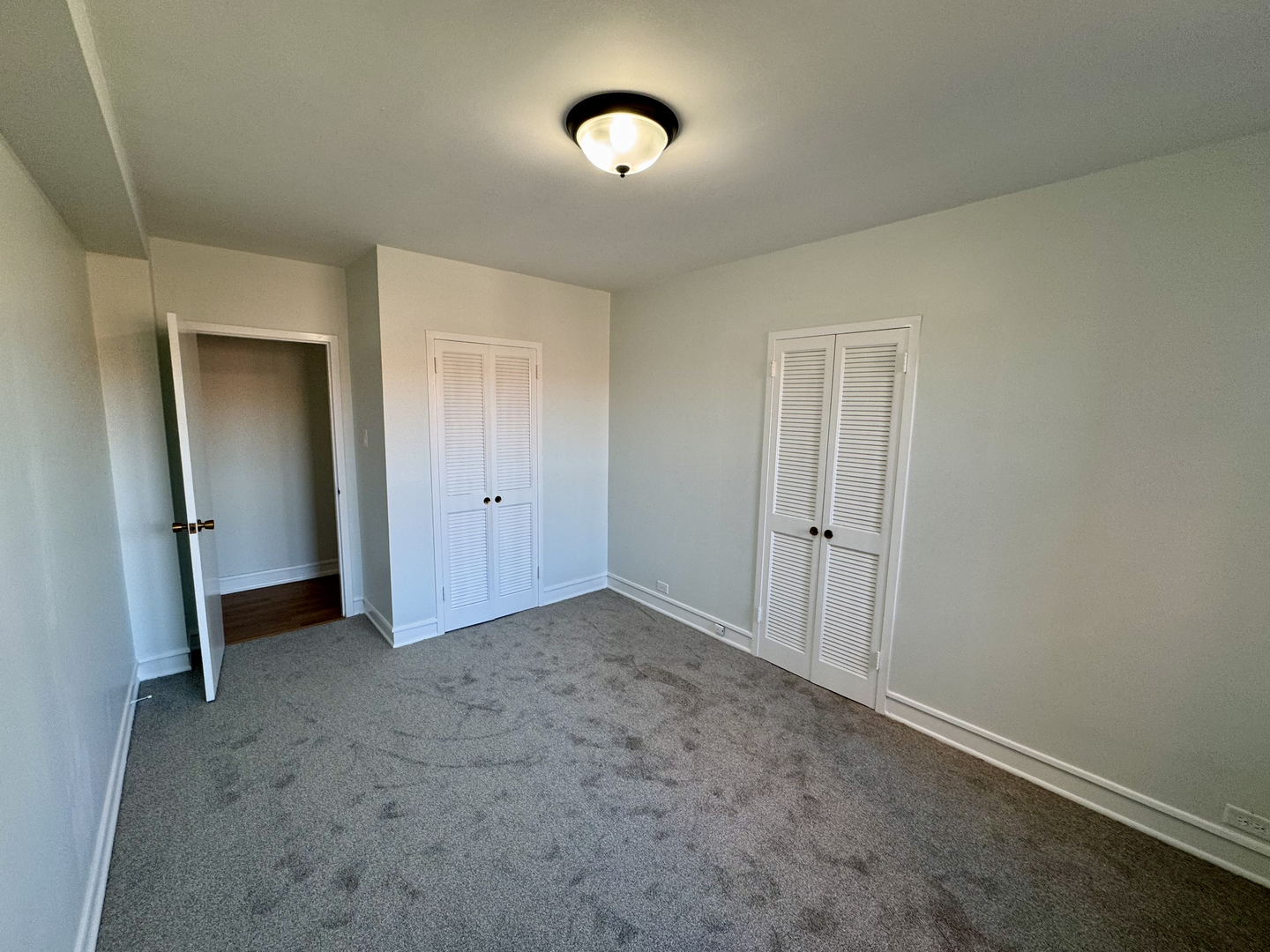 1585 Ridge Avenue, Unit 301 Evanston, IL 60201 - Photo 22 of 29 an empty room with a hallway and mirror