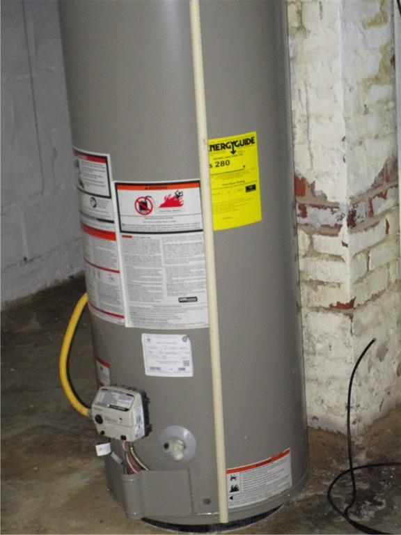 1124 Webster Street Farrell, PA 16121 - Photo 15 of 17 a utility room with dryer and washer