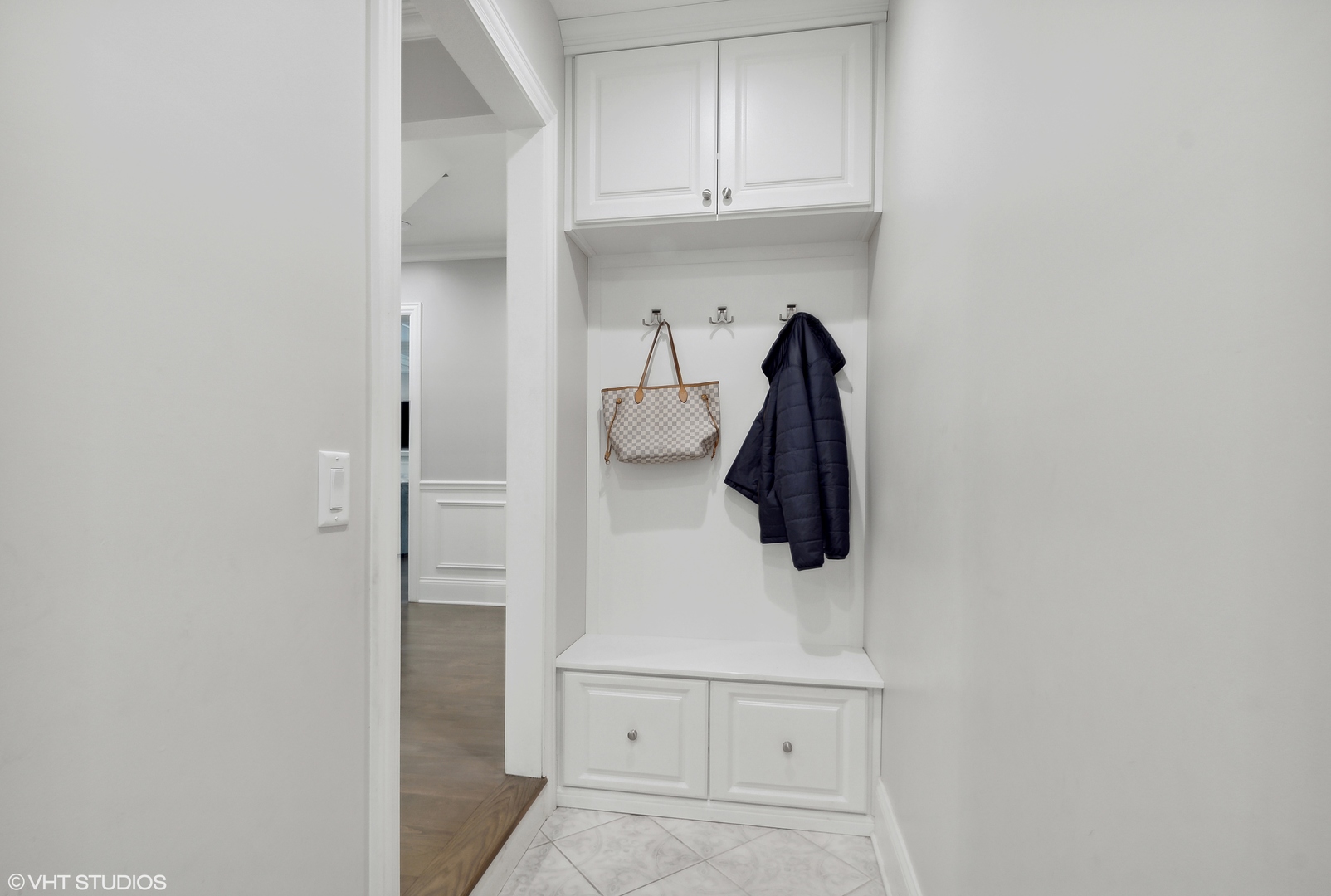 60 Sheridan Road Highland Park, IL 60035 - Photo 14 of 30 a view of cabinet and mirror in a room