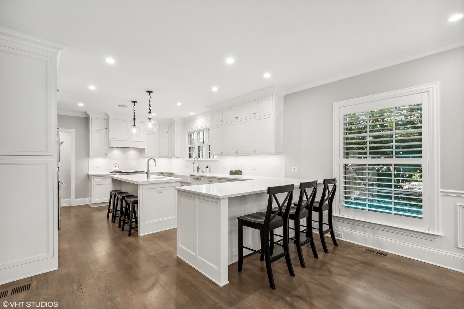 60 Sheridan Road Highland Park, IL 60035 - Photo 4 of 30 a kitchen with kitchen island a dining table and chairs