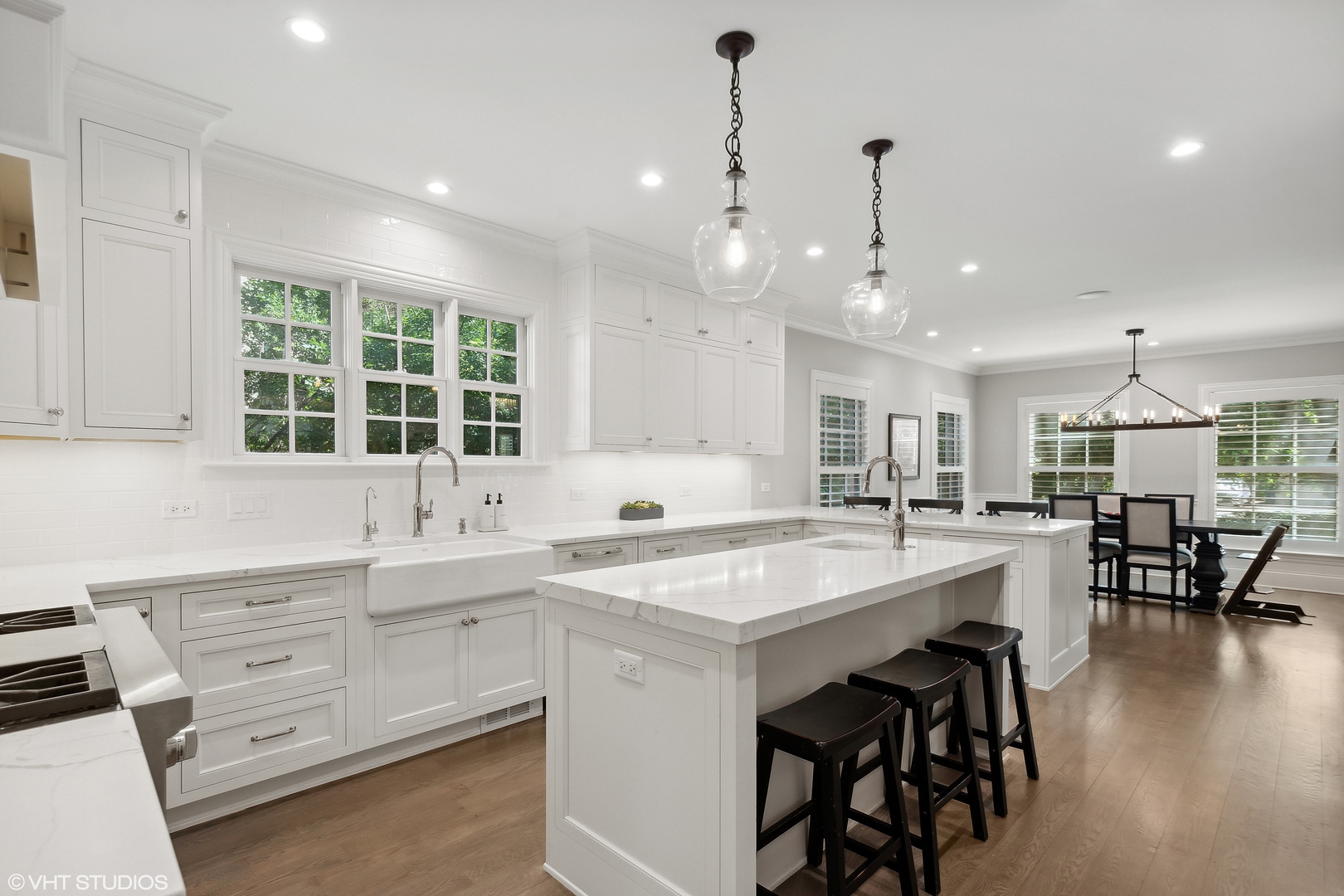 60 Sheridan Road Highland Park, IL 60035 - Photo 5 of 30 a kitchen with center island table and chairs in it