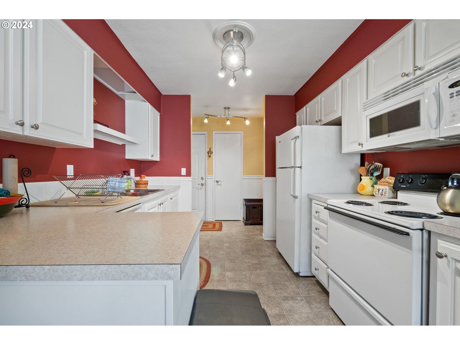 6745 Southwest Scholls Ferry Road, Unit 17 Beaverton, OR 97008 - Photo 7 of 14 Kitchen