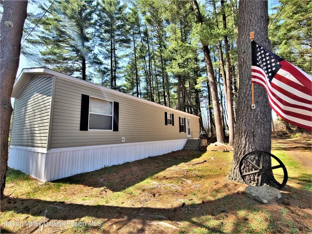 a view of back yard of the house