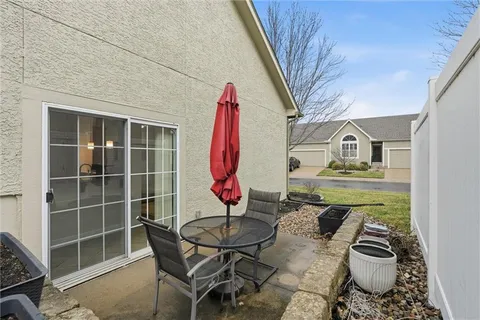 $339,900 | 15722 West 61st Terrace, Shawnee, KS 66217