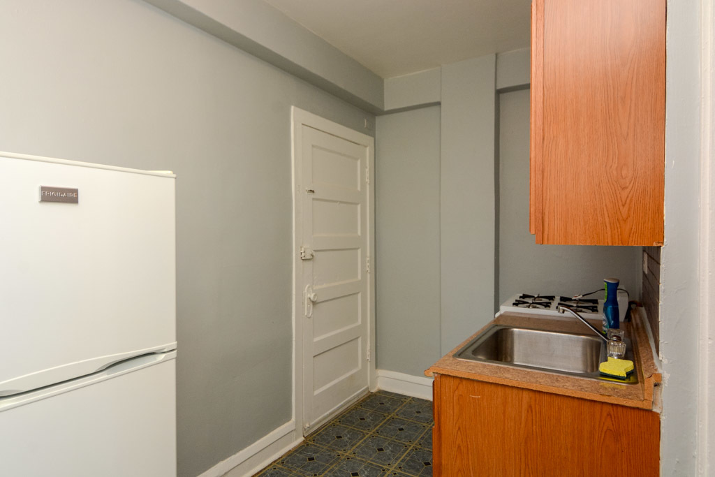 4606 North Beacon Street, Unit 2B Chicago, IL 60640 - Photo 3 of 20 a utility room with sink dryer and washer