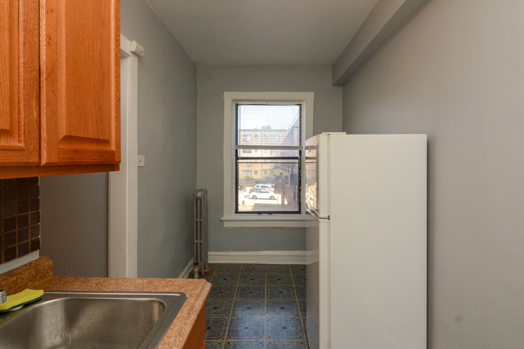 4606 North Beacon Street, Unit 2B Chicago, IL 60640 - Photo 5 of 20 a bathroom with a tub and window