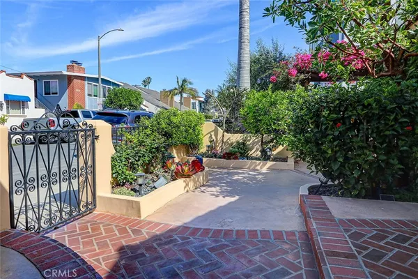 $2,099,000 | 104 St Joseph Avenue, Long Beach, CA 90803