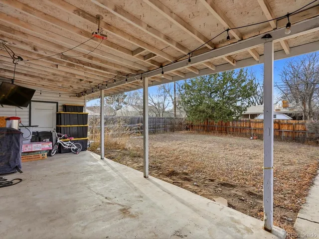 a view of a yard with a house