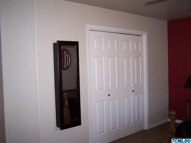 35604 Ennis Road Squaw Valley, CA 93675 - Photo 13 of 33 Master closet