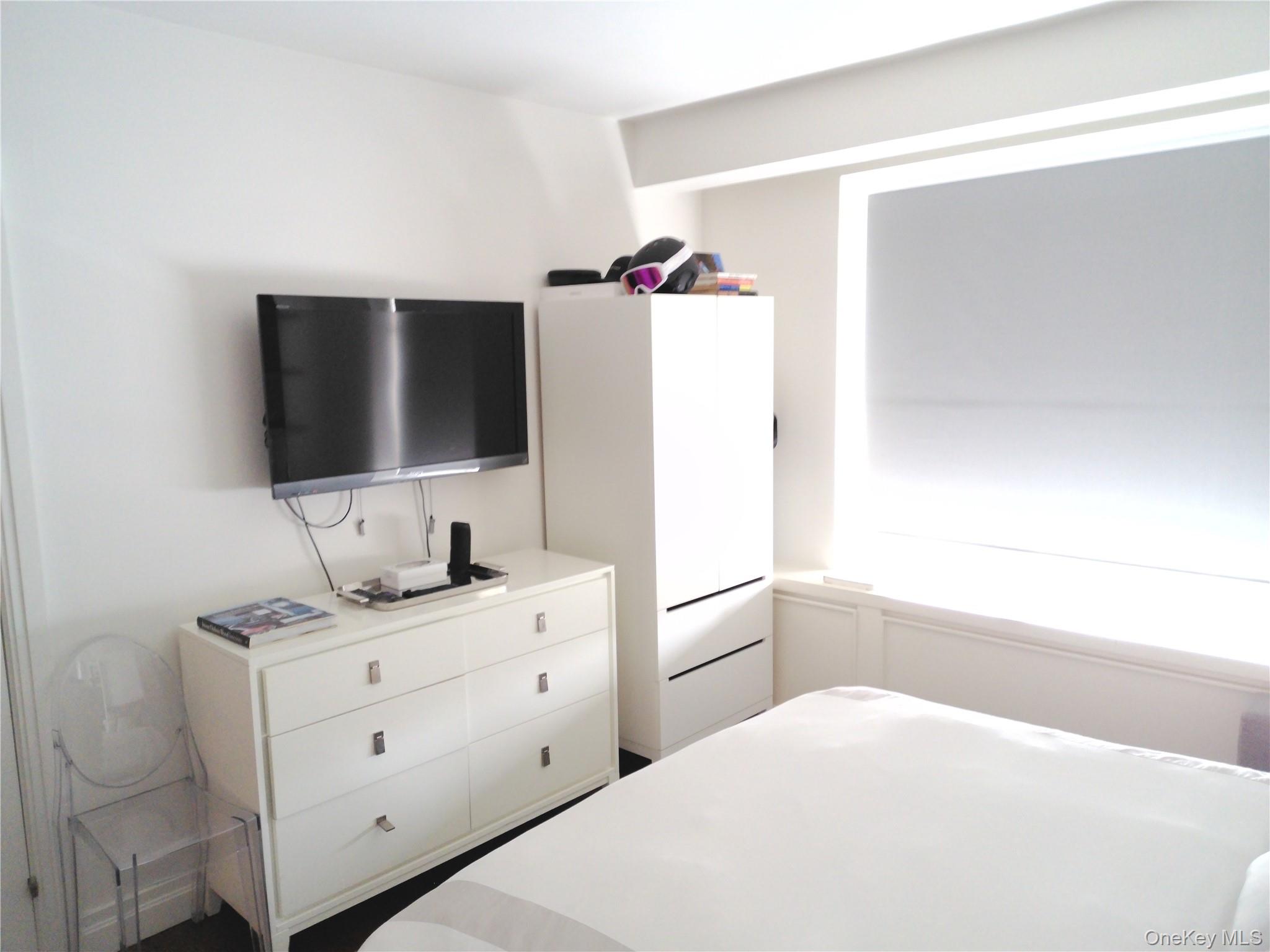 200 East 66th Street, Unit B1503 Manhattan, NY 10065 - Photo 15 of 24 a bathroom with a bathtub sink and mirror
