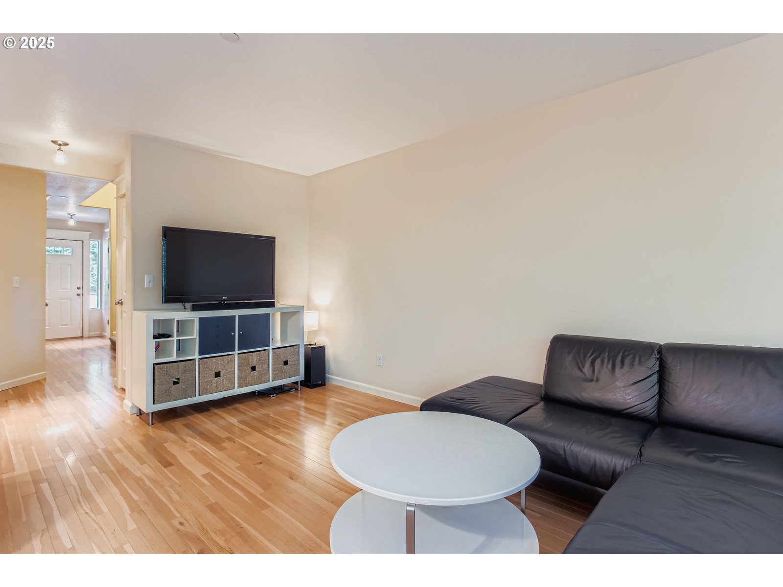 4420 South Slavin Road, Unit 4 Portland, OR 97239 - Photo 5 of 25 Living Room
