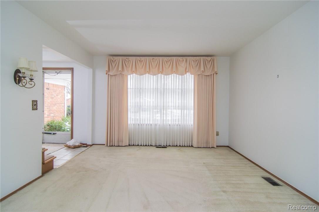 29540 North Rutherland Street Southfield, MI 48076 - Photo 5 of 49 DSC_0052.jpg