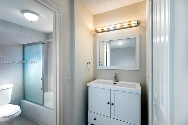 $2,000 | 460 East 23rd Street, Unit 302, Hialeah, FL 33013