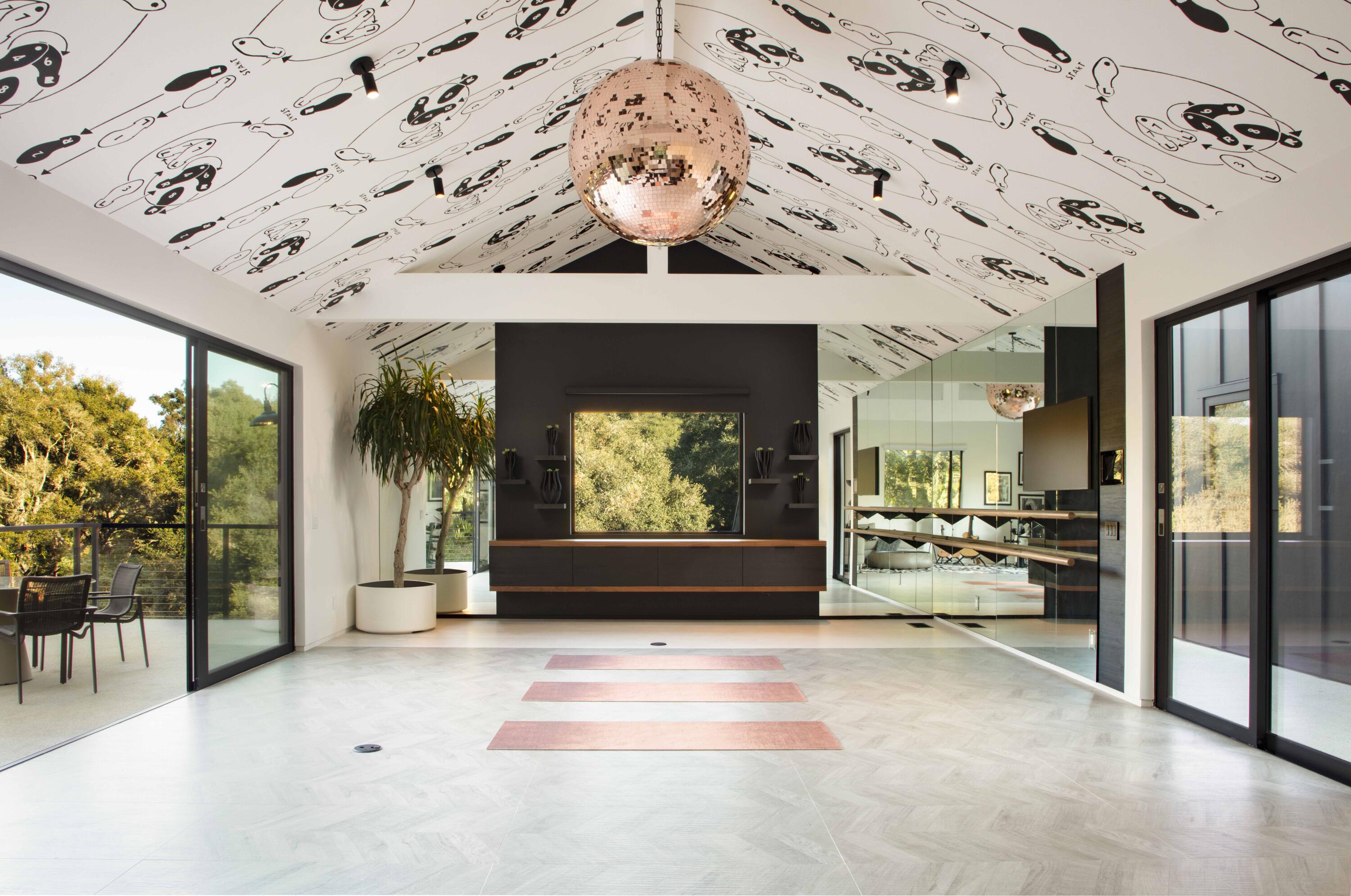 691 Via Trepadora Hope Ranch, CA 93110 - Photo 26 of 31 Upstairs lounge