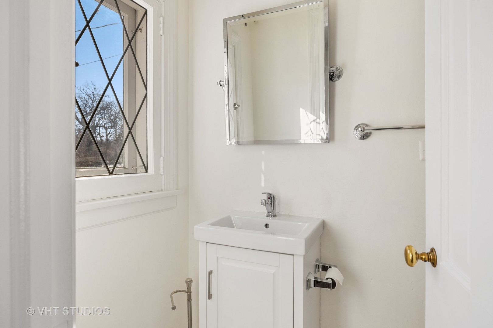 82 Warwick Road Winnetka, IL 60093 - Photo 11 of 23 a bathroom with a sink and mirror
