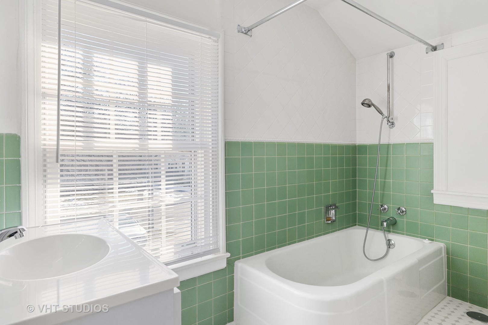 82 Warwick Road Winnetka, IL 60093 - Photo 18 of 23 a bathroom with a sink and a bathtub