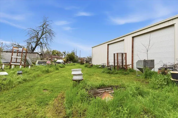 a view of a backyard with pathway