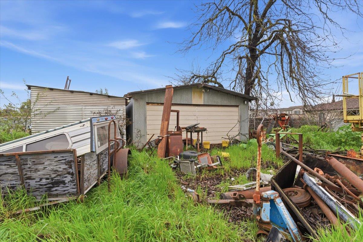 1833 Richard Way Ceres, CA 95307 - Photo 15 of 21 a view of a backyard with pathway