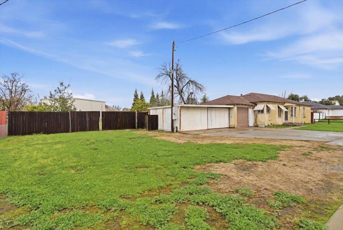 1833 Richard Way Ceres, CA 95307 - Photo 3 of 21 a view of a house with a yard