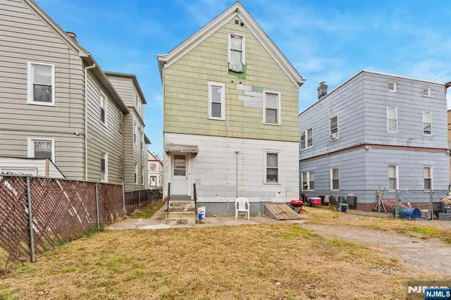 a view of backyard of house