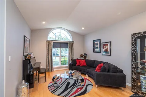 $1,099,000 | 10 Windwatch Drive, Hauppauge, NY 11788