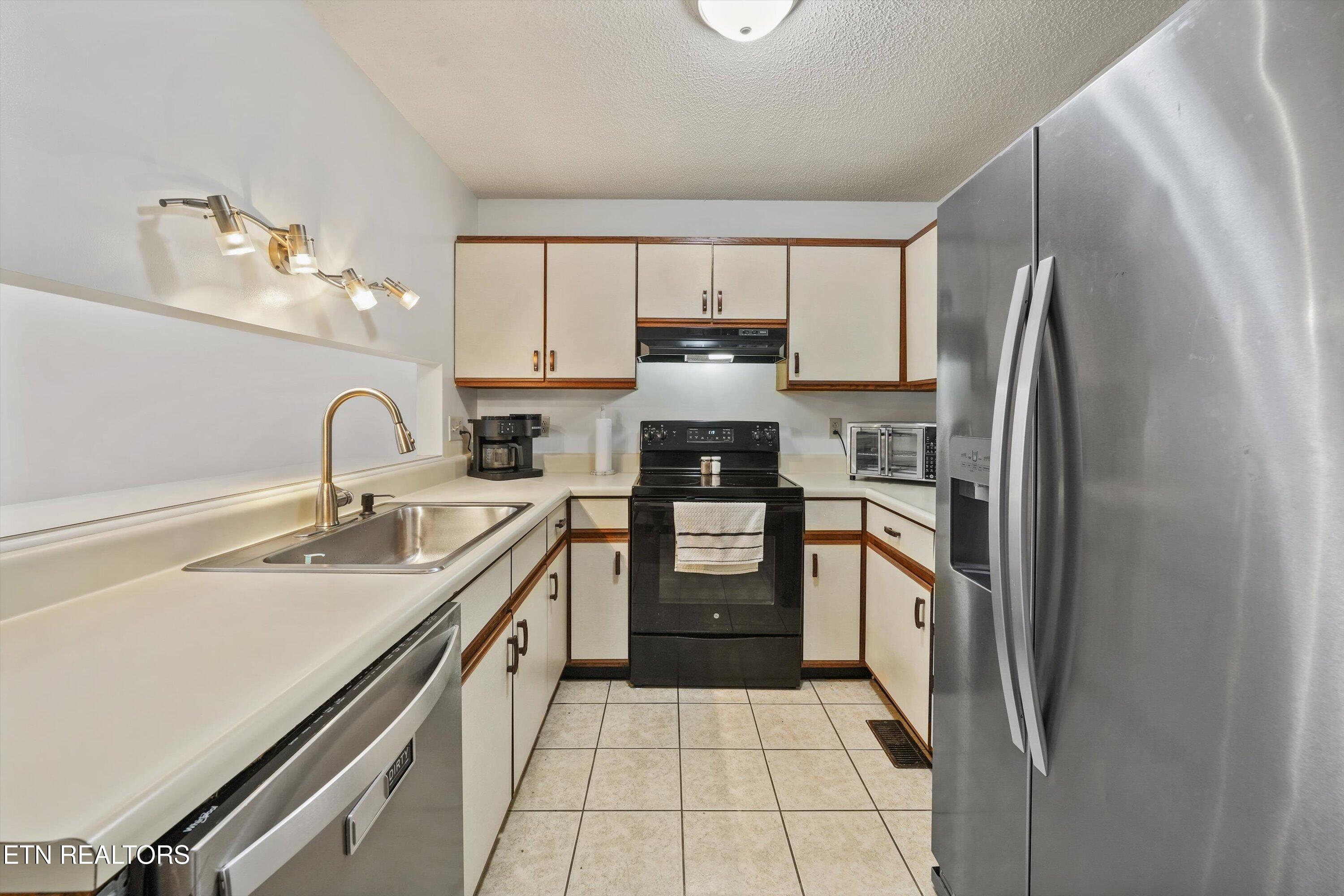 2316 Carbury Road, Unit 2316 Knoxville, TN 37921 - Photo 13 of 37 13-2316 Carbury Rd 08