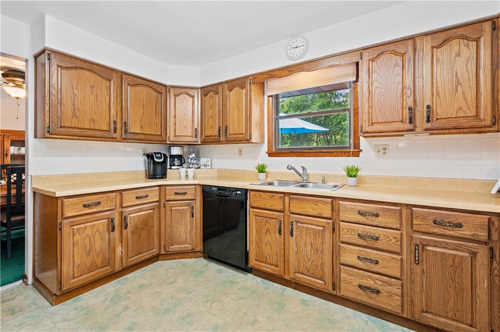 5583 Aiken Road McKees Rocks, PA 15136 - Photo 8 of 24