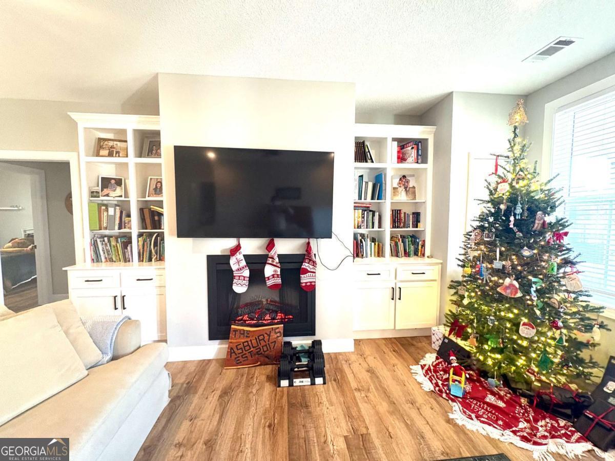 134 Austin Way Vidalia, GA 30474 - Photo 15 of 41 a living room with furniture and a flat screen tv